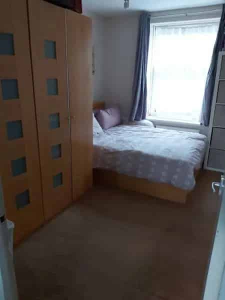2 Bedroom Ground Floor Flat with Garden and Parking