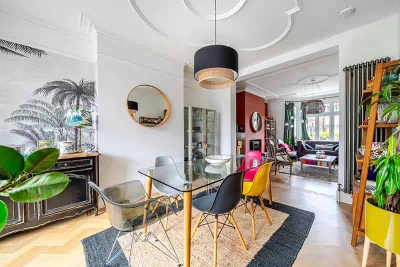 5 Bedroom Detached House Downton Avenue Modern Family Home