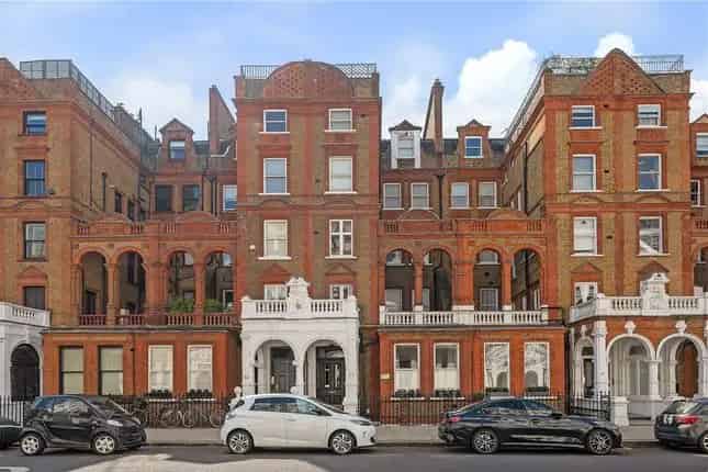 2-Bedroom Maisonette Harrington Gardens London SW7