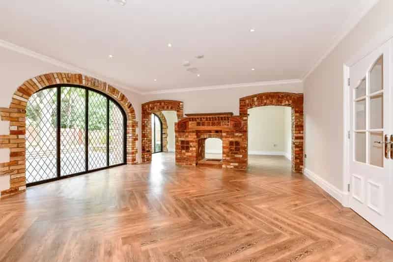 Stunning 4-Bedroom Detached House with Modern Amenities and Character Features
