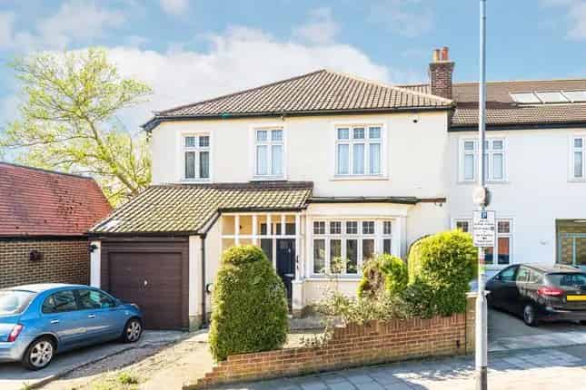 Five Bedroom Semi-Detached House for Sale in Tooting Bec SW17