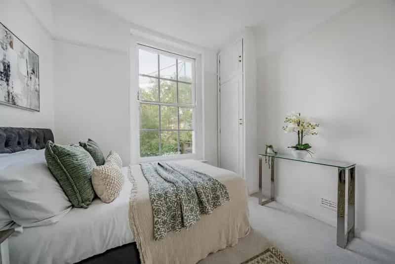 Bright 1-Bedroom Apartment with High Ceilings and Fireplace