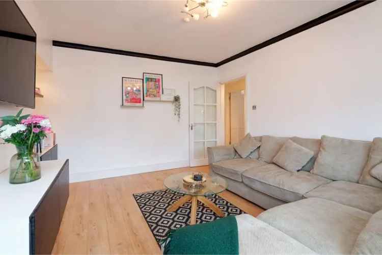 2 Bed Upper Flat Near Glasgow Airport and Paisley