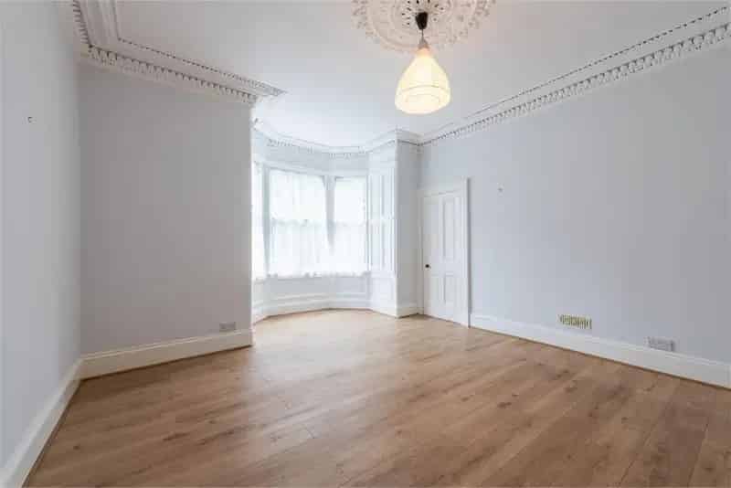 1 Bed Flat - Maindoor with 1 Reception Room