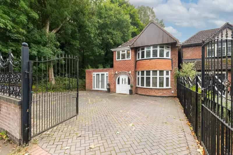 3 Bedroom Detached House for Sale in Tile Hill