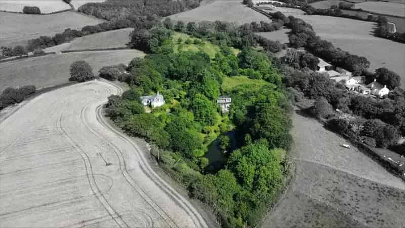 5 Bedroom Detached House with Cottage and Lake 6.8 Acres