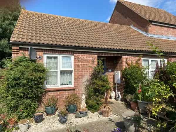 2 Bed Bungalow in Quiet Village Cul De Sac