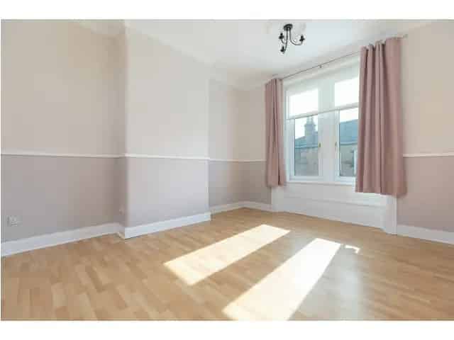 2 Bedroom Flat for Sale in Clarkston Near Transport Links