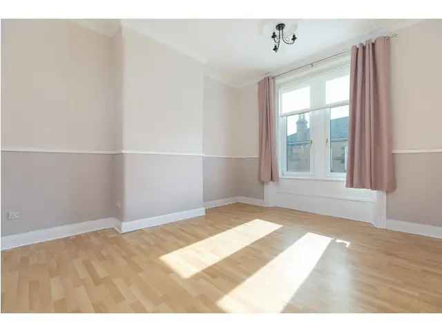 2 Bedroom Flat for Sale in Clarkston Near Transport Links