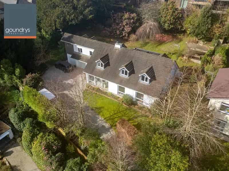 6 Bedroom Detached House for Sale