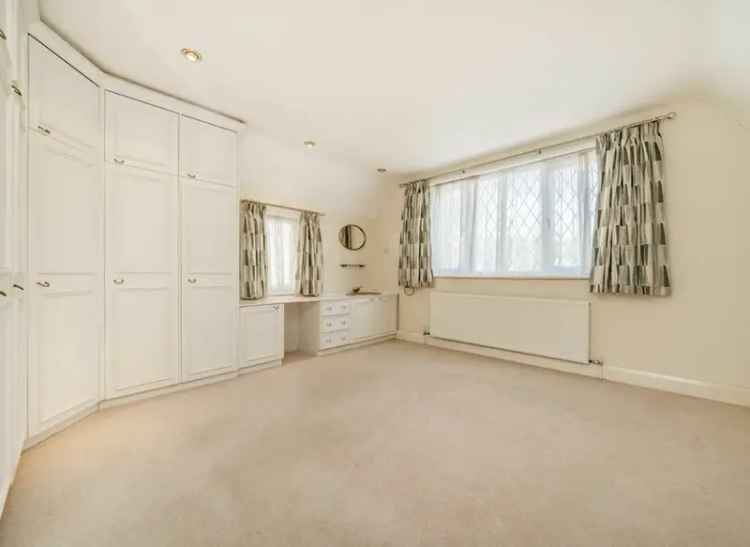 Four Bedroom Detached House with Garden and Garage Near Hampton Station