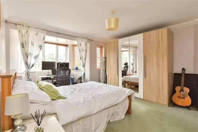 2 Bed Flat for Sale Ground Floor Apartment Extended Lease Private Garden Parking