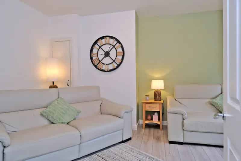 Rosehill Top Floor Flat 3 Double Bedrooms GCH DG Ample Storage