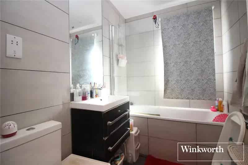 2 Bedroom Apartment Borehamwood Elstree House Concierge Parking Gym Balcony