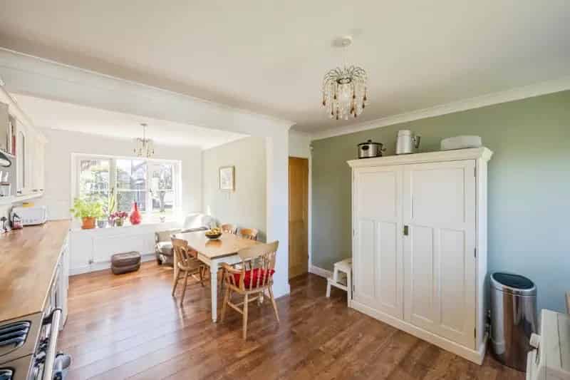 4 Bed Family Home with Large Garden and Garage