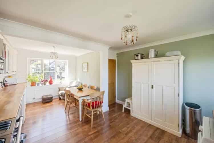 4 Bed Family Home with Large Garden and Garage