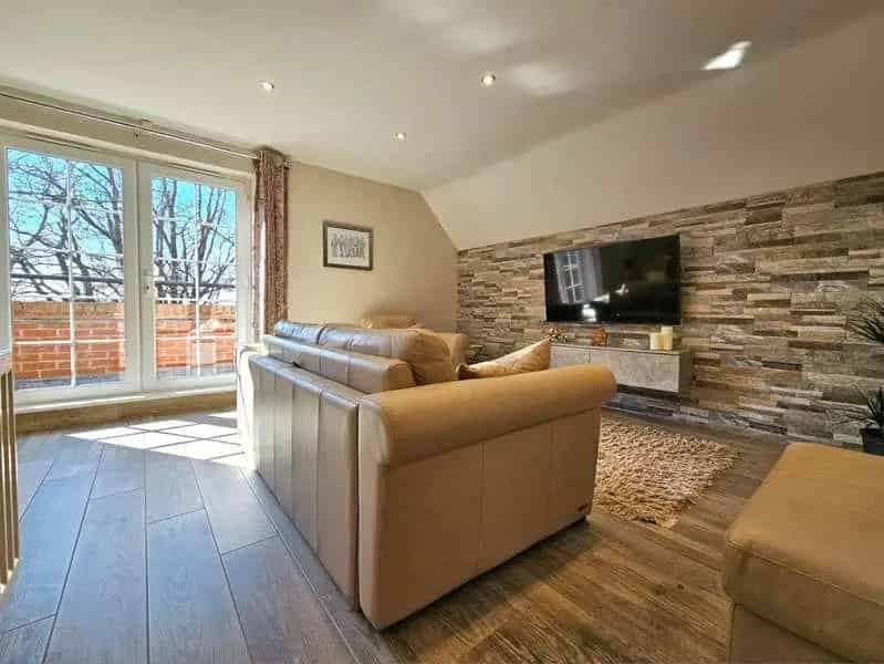 2 Bed Flat for Sale in Catherine De Barnes