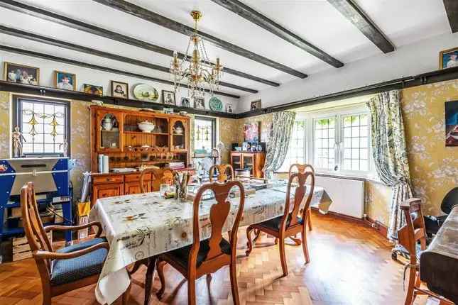 6 Bedroom Detached House for Sale in Cheam