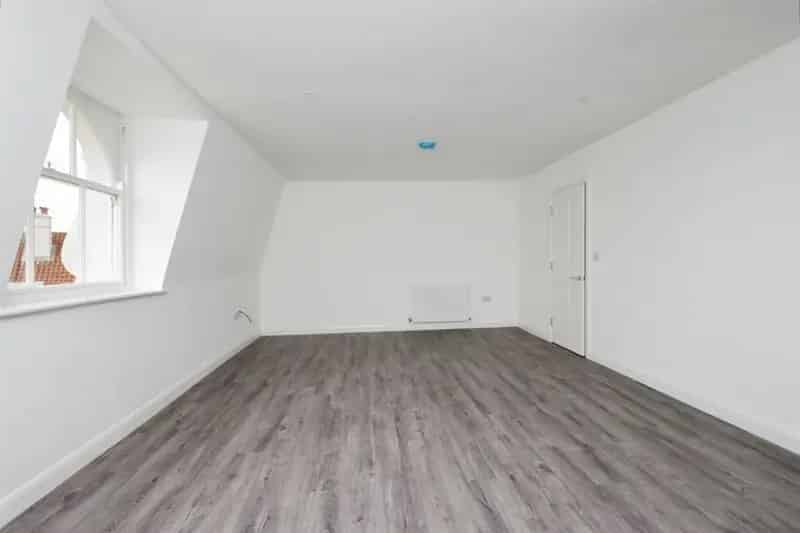 Sea View 3-Bed Flat Modern Coastal Living