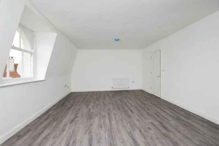 Sea View 3-Bed Flat Modern Coastal Living