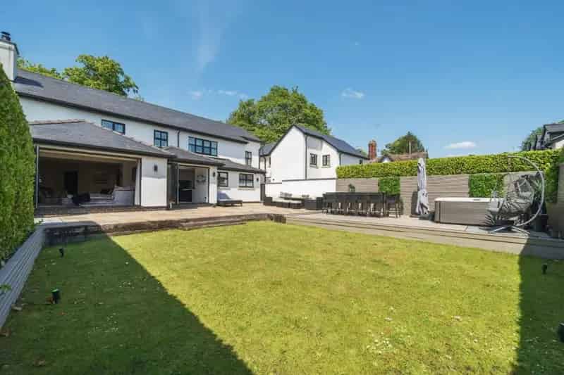 5 bed house for sale
