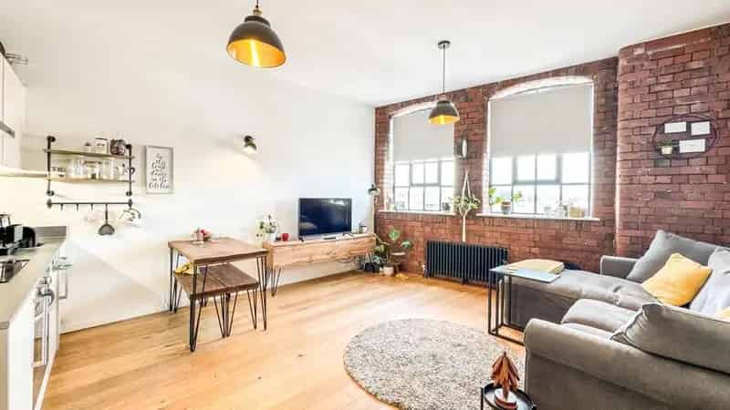 2 Bedroom Flat for Sale - Secure Parking & City Views