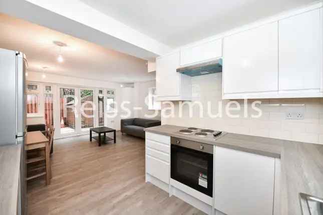 Town house to rent in Ambassador Square, Canary Wharf, Isle Of Dogs, Docklands, London E14