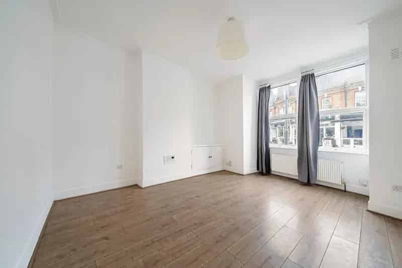 Two Double Bedroom Ground Floor Maisonette 624 sq ft