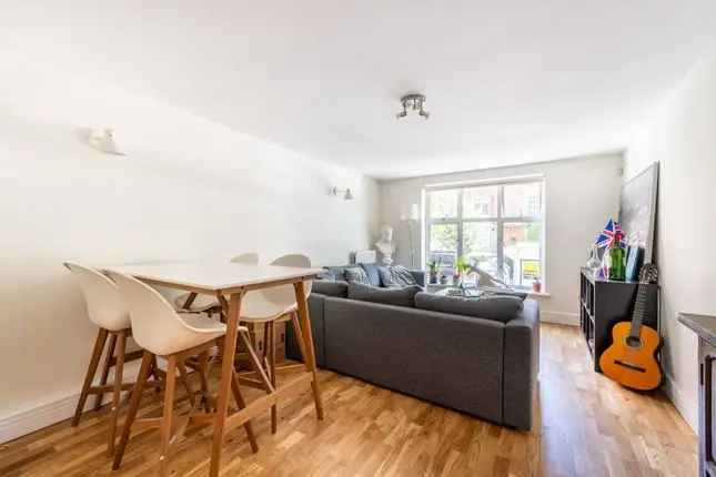 Flat to rent in Queensway, Queensway, London W2