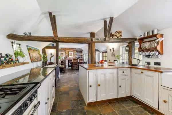 Yew Tree Cottage: Charming Thatched Family Home