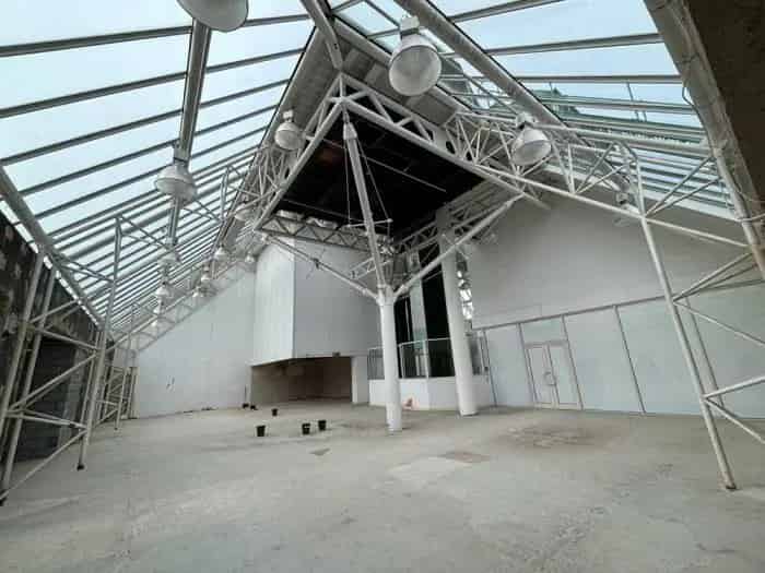 Retail Unit in Bustling Shopping Centre