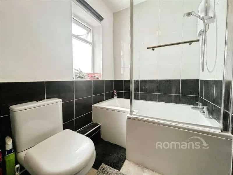 2 Bed Flat for Sale Near Transport and Amenities