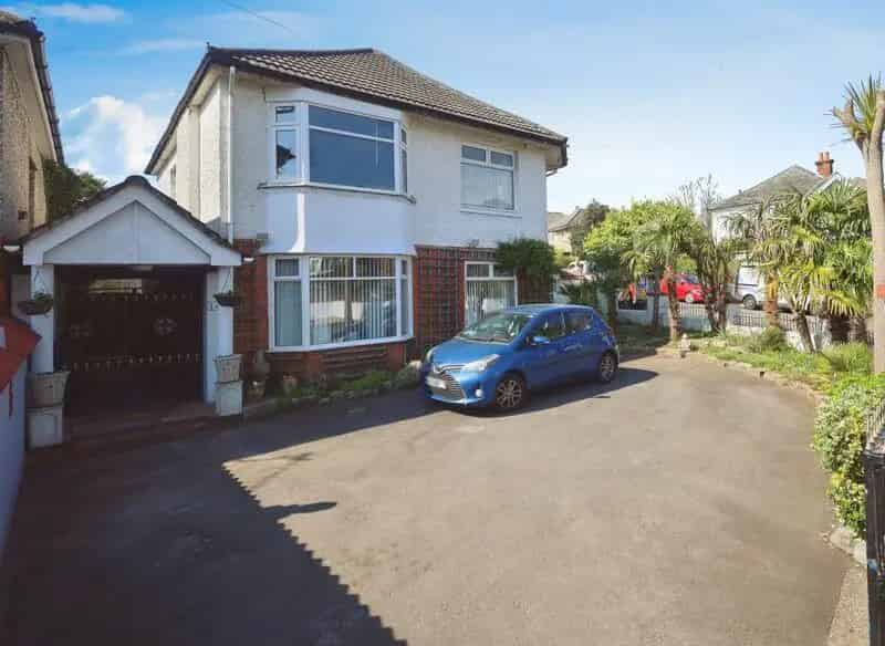4 Bedroom Detached House for Sale in Charminster Bournemouth