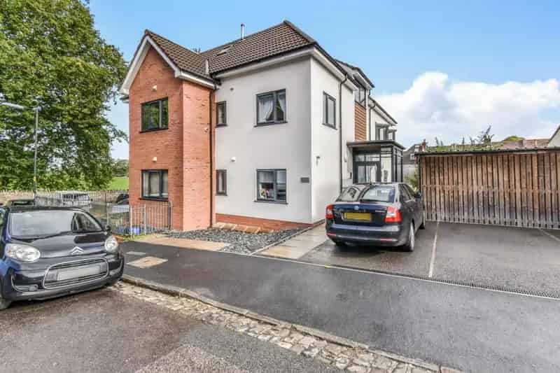 2 Bedroom Apartment with Communal Garden and Parking