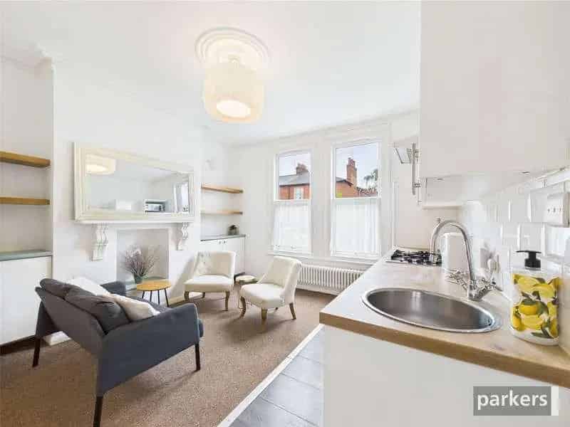 1 Bed Flat for Sale Spacious Accommodation On Street Parking
