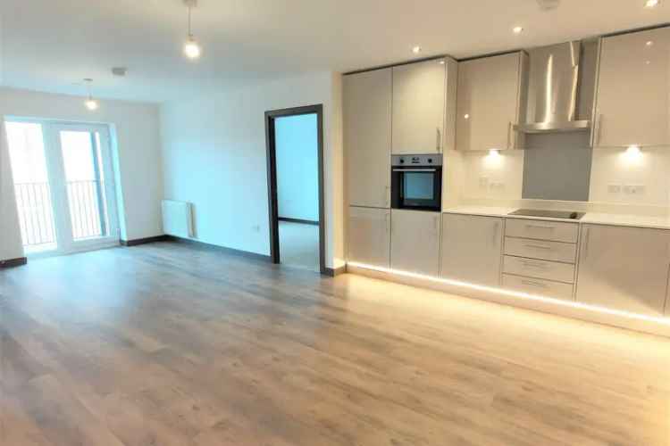 Bury St Edmunds First Floor Apartment Two Bedrooms Modern Kitchen Balcony Parking