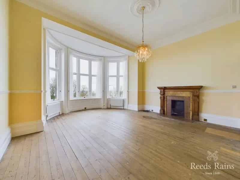Scarborough Esplanade Studio Apartment with Sea Views and Garage