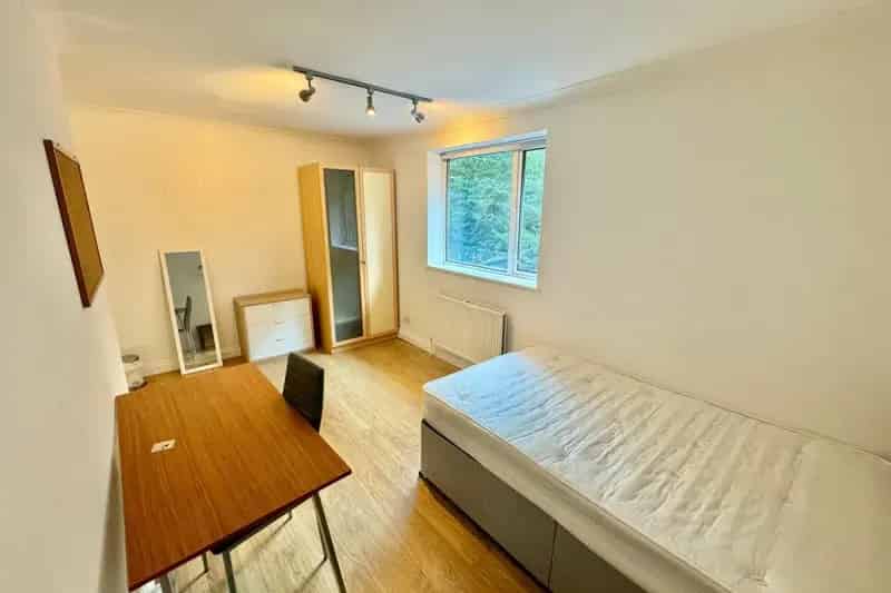 5 Bed House with Open Plan Kitchen Diner and Bi-folding Doors