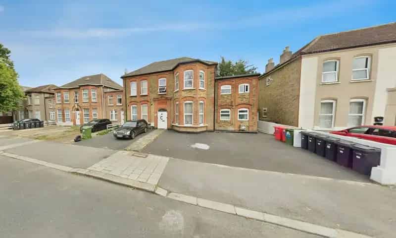 1 Bedroom Flat for Sale Ilford IG3 Cash Buyers Seven Kings Station
