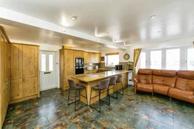 3 Bedroom Detached Bungalow in Royston