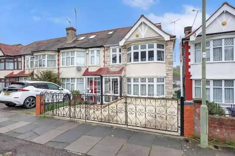 4 Bedroom Semi-Detached House For Sale Chain Free