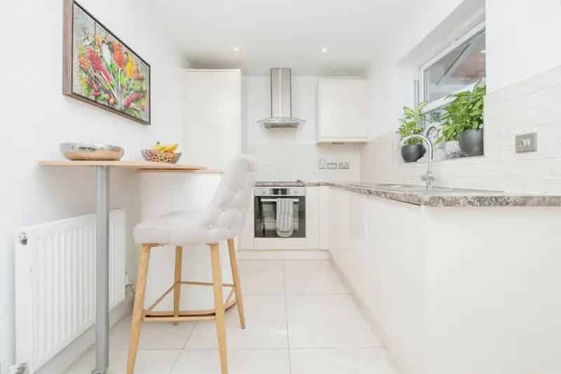 4 Bed House with Conservatory Garage and Driveway