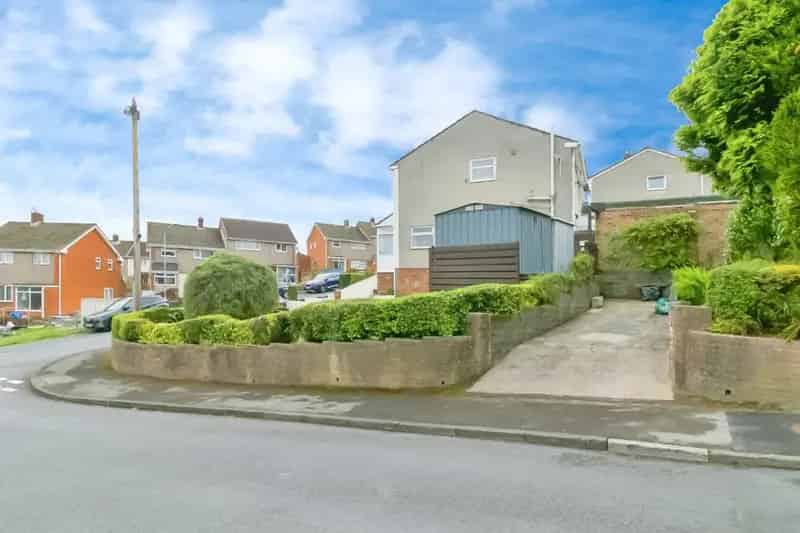 3 Bedroom Semi Detached House Large Corner Plot Driveway Garage