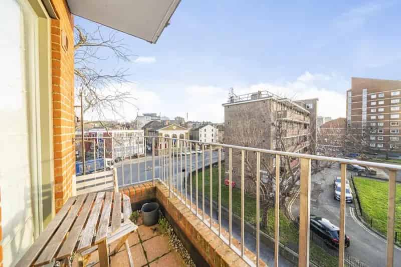Coldharbour Lane One Bedroom Apartment Underfloor Heating Balcony