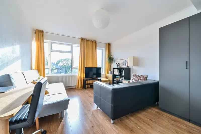 Modern 2-Bed Top Floor Apartment Near Enfield Town Station