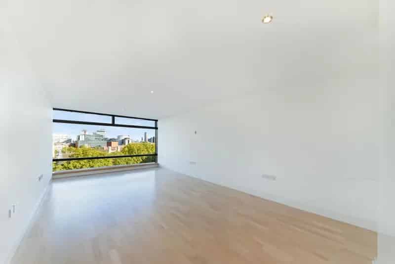3 Bed Duplex Apartment River Views Modern Development Gym Concierge