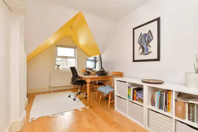 2 Bedroom Maisonette for Sale - Gated Parking & Modern Kitchen
