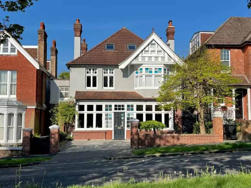 8 Bedroom Detached House for Sale