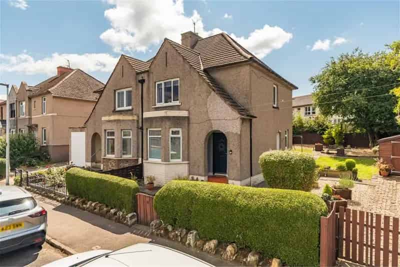 3 Bed Semi Detached House with Garden and Driveway Parking