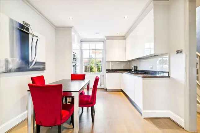 Maisonette to rent in Brompton Square, London SW3